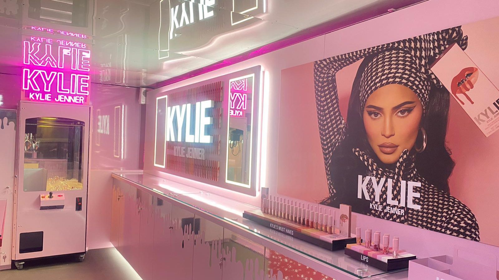 Kylie Jenner: Gloss & Floss